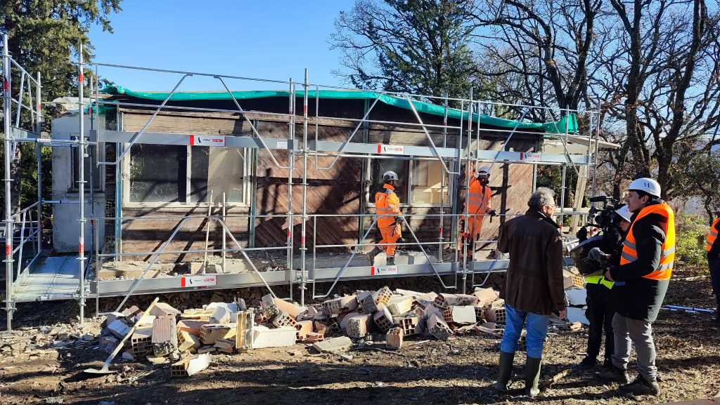Devant le chalet Prouvé en cours de restauration, Jacques REPIQUET et Cécile BRIOLLE répondent aux questions des cinéastes de Lausanne